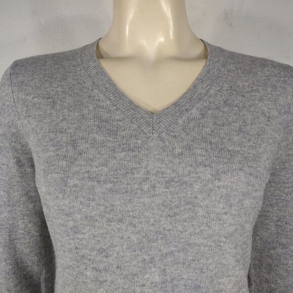 Isaac Mizrahi gray 100% Cashmere V-Neck pullover sweater ladies Small - Picture 2 of 6